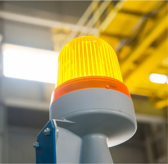 Sinaleiro de alarme industrial amarelo em uma planta de processo